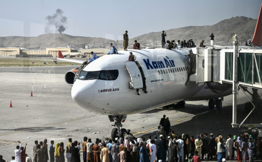 Кабул: Област око аеродрома и даље пуна људи