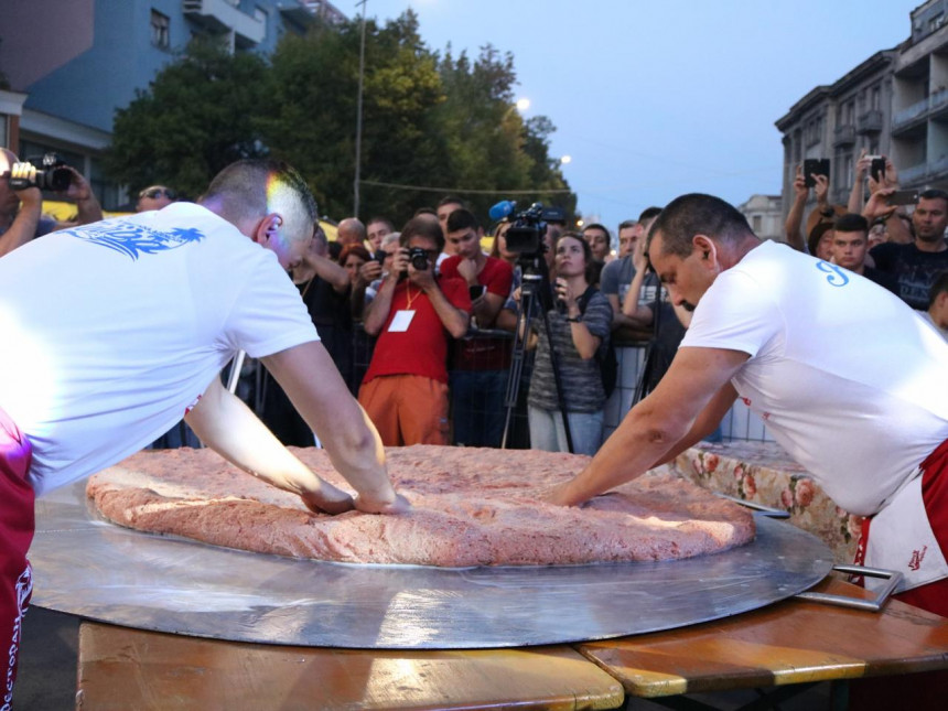 Пљескавицом од 67 килограма, на Роштиљијади опет оборен рекорд!