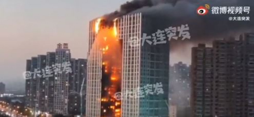 Ватра гута небодер, спасиоци се боре са пожаром (ВИДЕО)