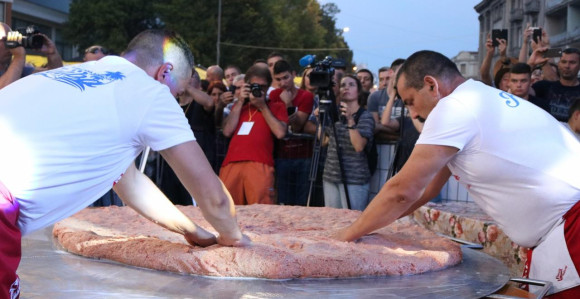 Pljeskavicom od 67 kilograma, na Roštiljijadi opet oboren rekord!