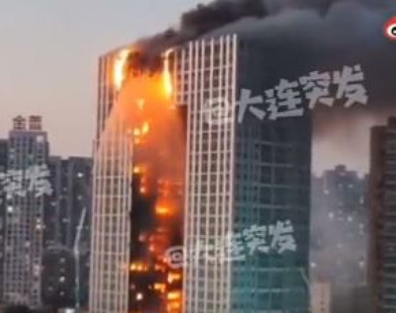 Ватра гута небодер, спасиоци се боре са пожаром (ВИДЕО)