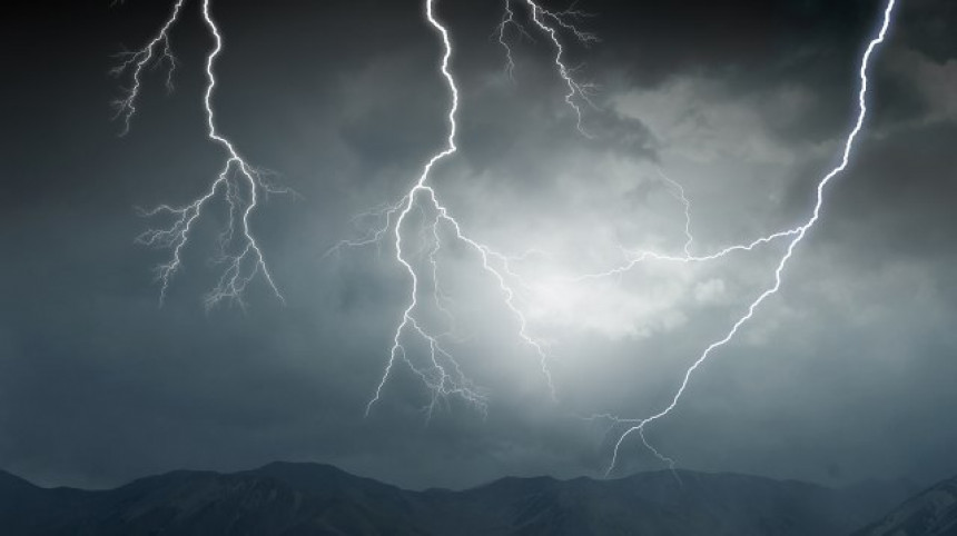 Oluja u Crnoj Gori: Vjetar čupao stabla, ima povrijeđenih