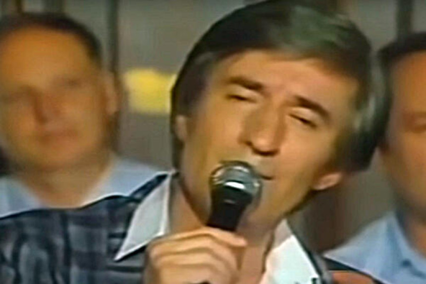 Tomu u kafani kod Kragujevca najpre hteli da biju a onda ga ispratili kao kralja!
