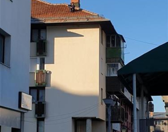 Policija spriječila muškarca da skoči s krova zgrade