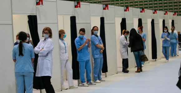 Suspendovano oko 6.000 medicinara zbog nevakcinisanja