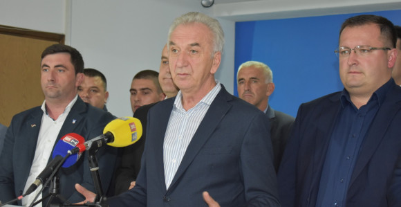 Maćehinski odnos republičke vlasti prema lokalnim zajednicama