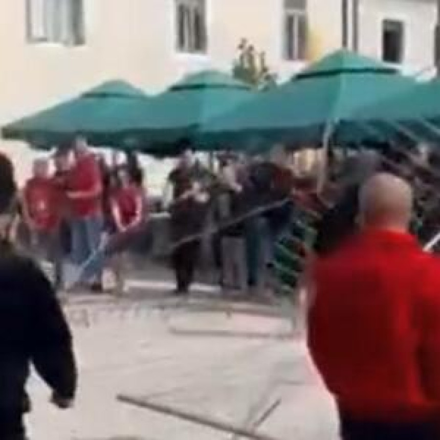 Grupa građana uklonila ogradu kod manastira (VIDEO)
