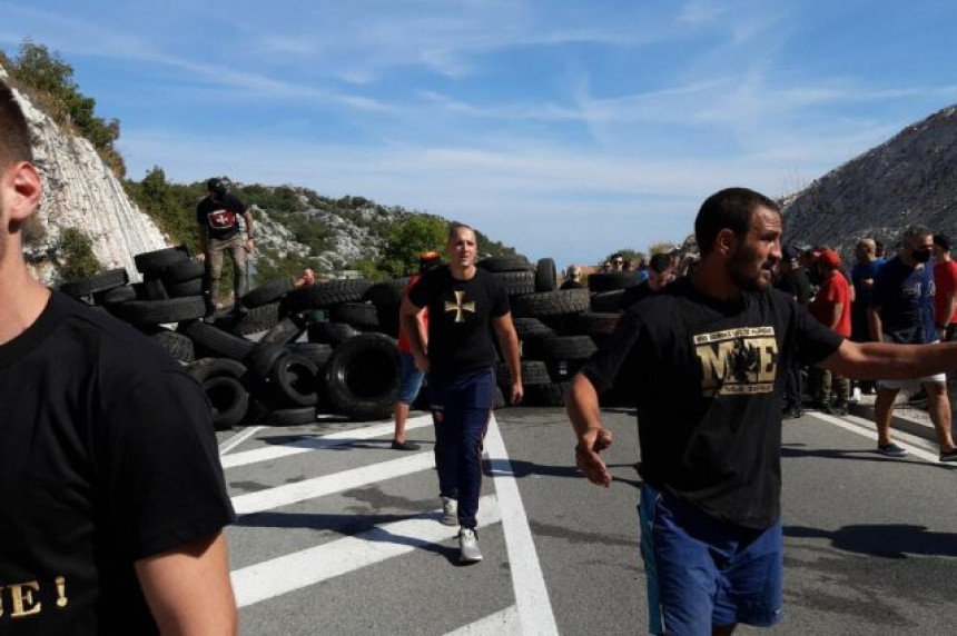 Gumama blokiran put Podgorica – Cetinje (VIDEO)