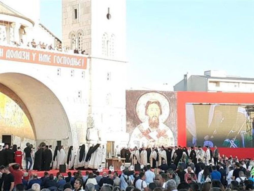 Krivokapić u hramu u Podgorici, Milo na protestu u Cetinju