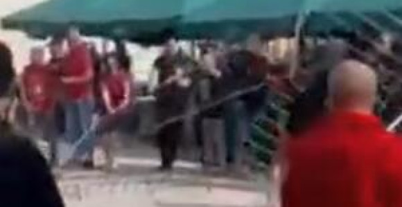 Grupa građana uklonila ogradu kod manastira (VIDEO)