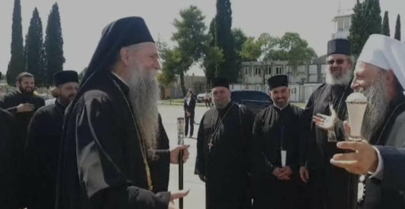 Joanikije dočekao patrijarha bratskim zagrljajem (VIDEO)