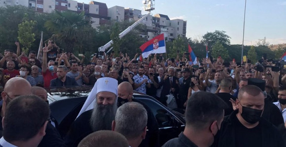 Dočekan patrijarh ispred hrama: Ne damo svetinje
