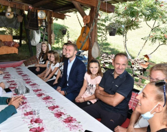 Gradonačelnik obišao porodicu sa jedanaestero djece