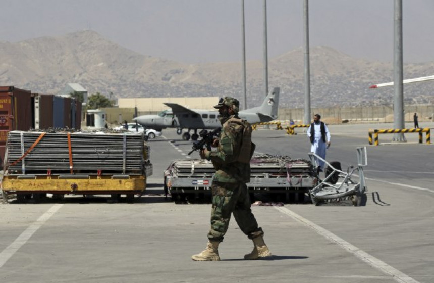 Talibani drže Amerikance kao taoce na aerodromu?