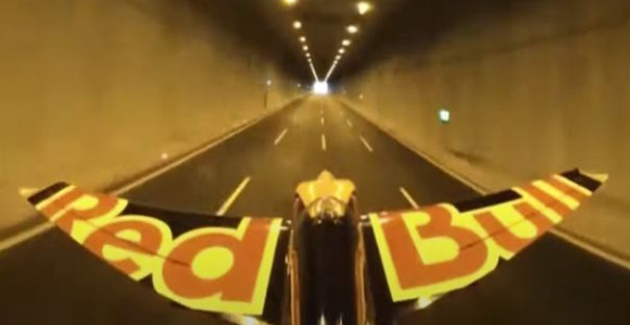 Proleteo avionom kroz dva tunela! (VIDEO)