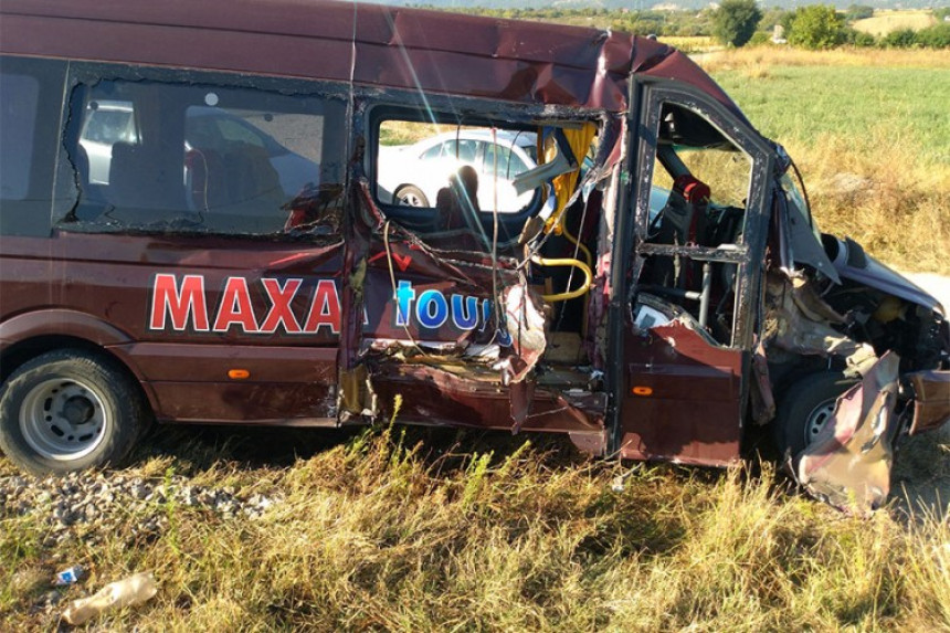 Sudar autobusa i voza, najmanje 13 osoba povrijeđeno