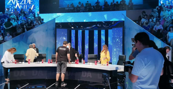 Spekulisalo se da će Ceca sedeti pored kume Viki, a ona je sela pored nje?!