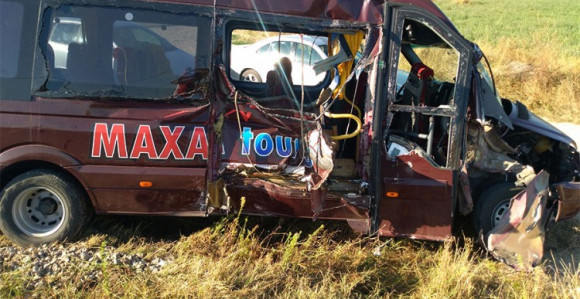 Sudar autobusa i voza, najmanje 13 osoba povrijeđeno