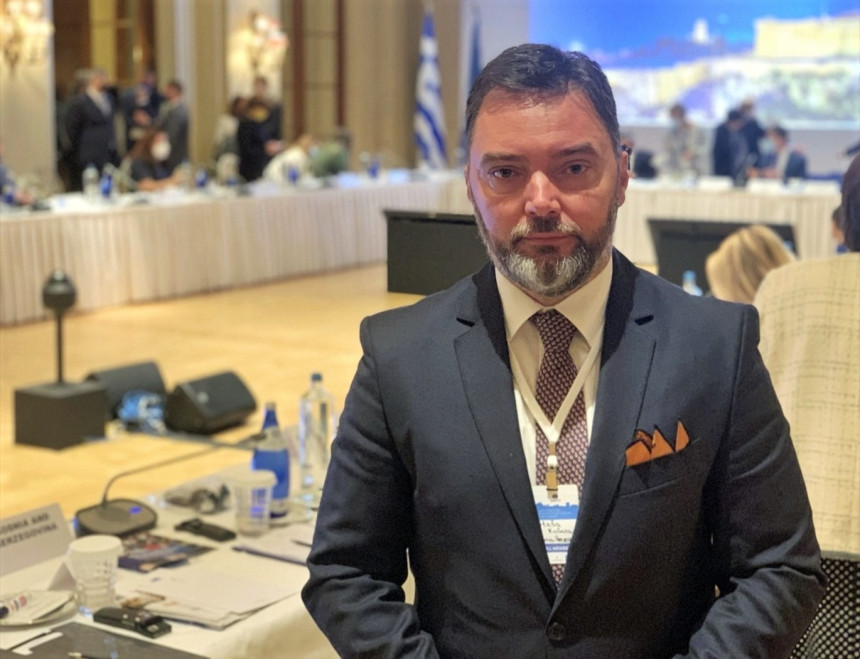 Košarac mjesečno u restoranima troši oko 5.000  KM