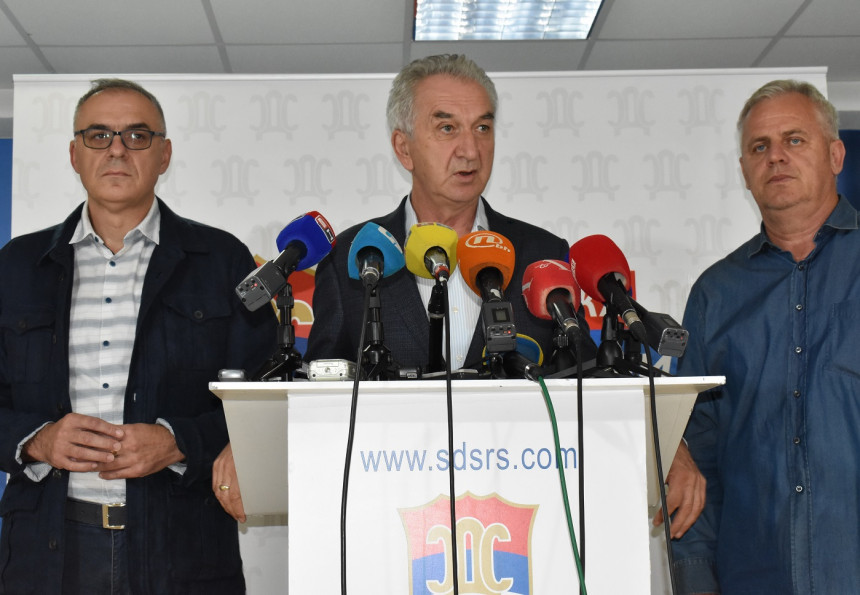 Šarović: Namjera vlasti je da se kriza razvlači do izbora