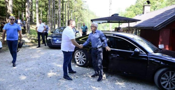 Skupštinskom limuzinom na partijski roštilj