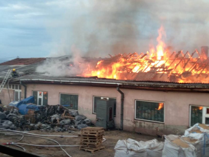 Gori fabrika peleta u Pirotu, akcija gašenja u toku