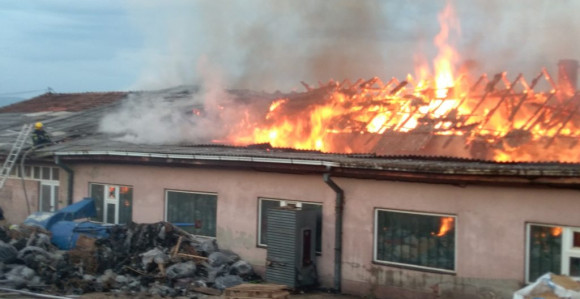 Gori fabrika peleta u Pirotu, akcija gašenja u toku