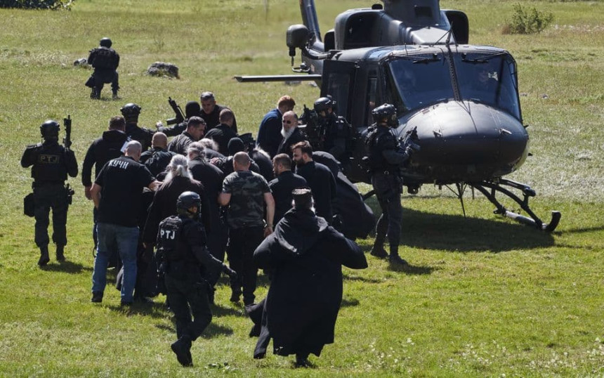 Suspendovani piloti - odbili da prevezu Joanikija i Porfirija