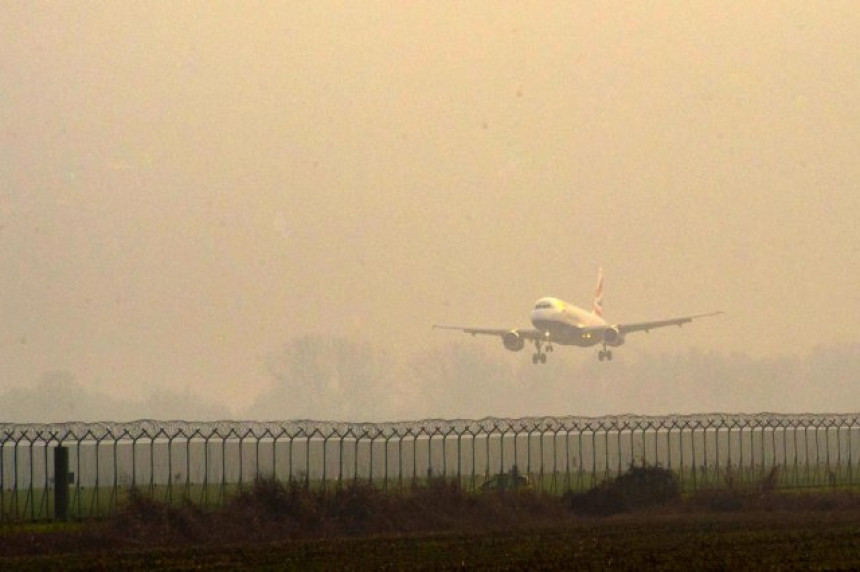 Avion morao hitno da sleti, putnik se zaključao
