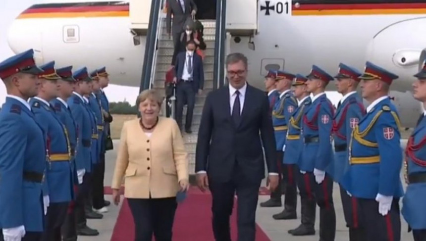 Vučić dočekao Angelu Merkel na beogradskom aerodromu (VIDEO)