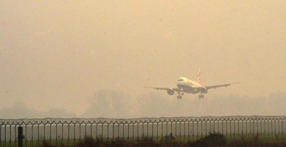 Avion morao hitno da sleti, putnik se zaključao
