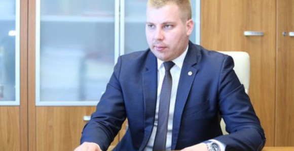 Kako se mlado tajkunče ruga u lice narodu i sirotinji!
