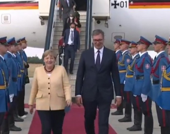 Vučić dočekao Angelu Merkel na beogradskom aerodromu (VIDEO)