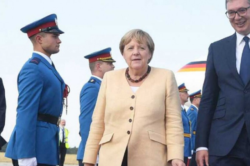 Boja sakoa Angele Merkel uvijek šalje poruku