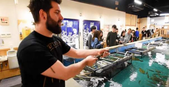 Restoran u kome gosti sami sebi pecaju večeru! (VIDEO)