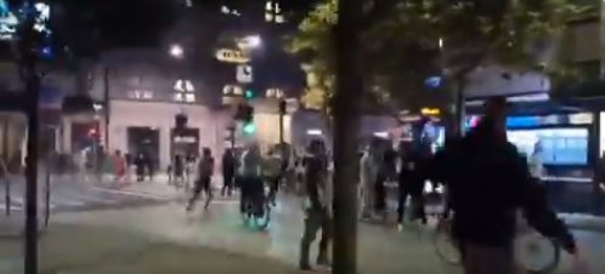 Haos u Ljubljani: Bačene baklje na Parlament (VIDEO)