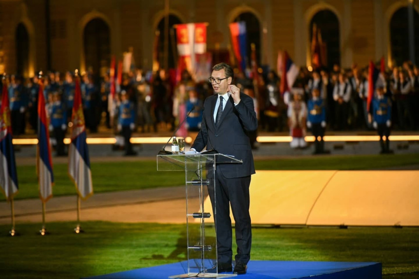 Vučić: Nikada više za srpsku trobojku nećemo nikome da se izvinjavamo!