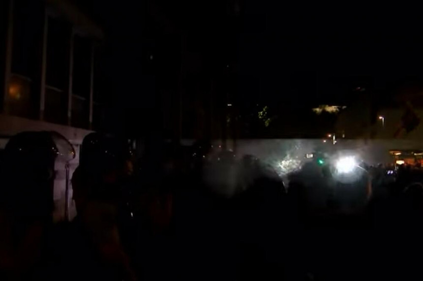 Policija vodenim topovima rastjerala demonstrante