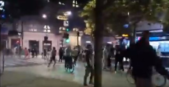 Haos u Ljubljani: Bačene baklje na Parlament (VIDEO)