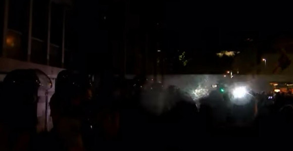 Policija vodenim topovima rastjerala demonstrante
