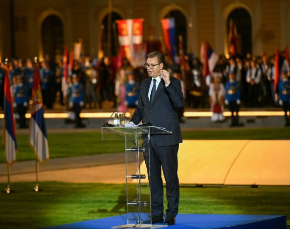 Vučić: Nikada više za srpsku trobojku nećemo nikome da se izvinjavamo!