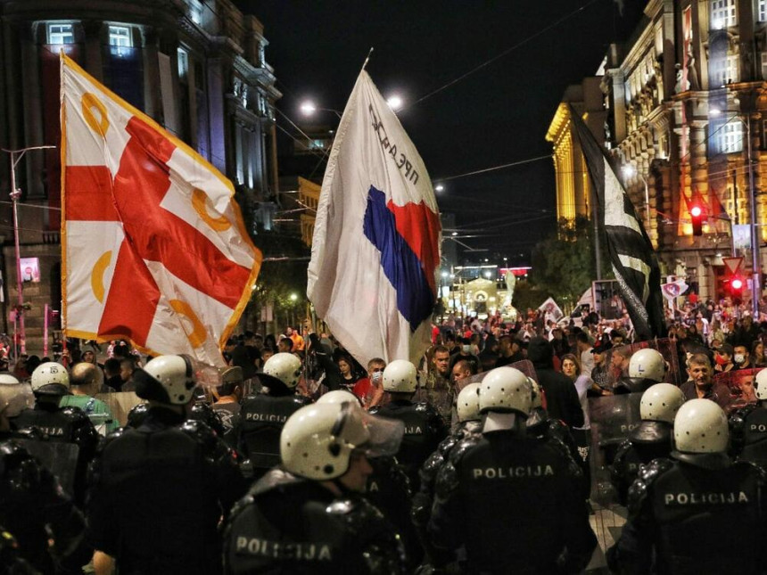 Demonstranti jajima gađali policiju u Beogradu