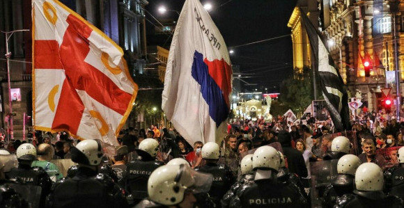 Demonstranti jajima gađali policiju u Beogradu
