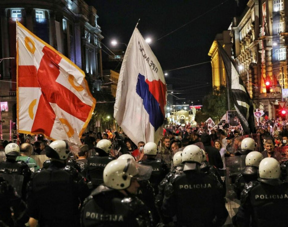 Demonstranti jajima gađali policiju u Beogradu