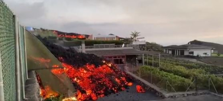 Lava guta kuće, hiljade ljudi evakuisano (VIDEO)