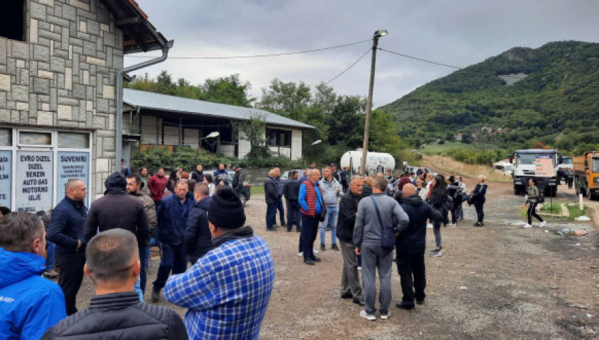 Broj okupljenih na Jarinju sve veći, ljudi donose hranu