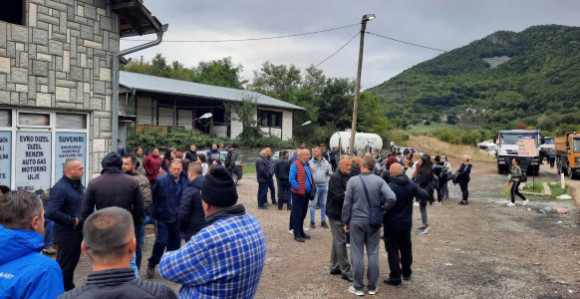 Број окупљених на Јарињу све већи, људи доносе храну