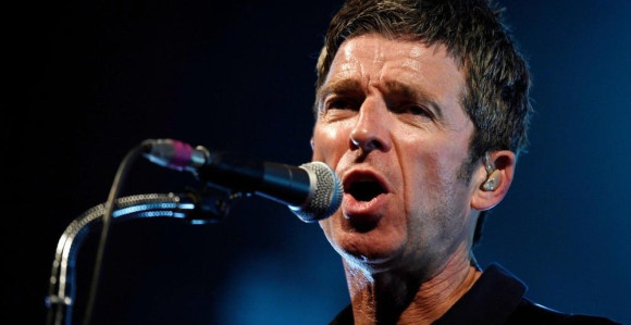 Pevač grupe "Oasis" ispao iz helkoptera, pa objavom uznemirio fanove!