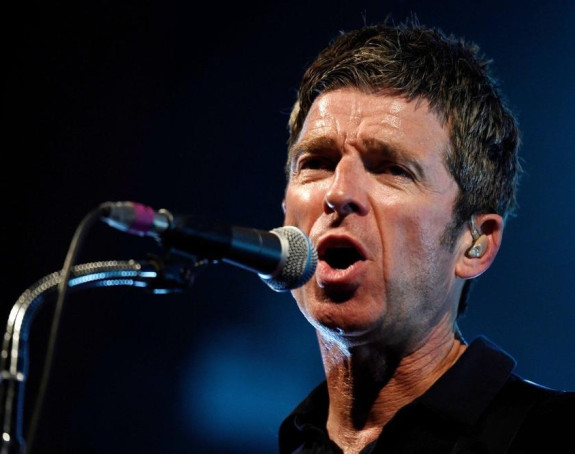 Pevač grupe "Oasis" ispao iz helkoptera, pa objavom uznemirio fanove!