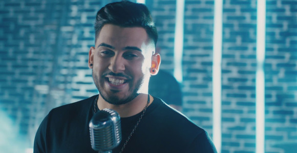 Popularni pevač se skinuo! (FOTO)